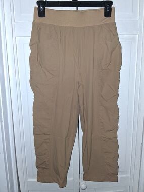 HALARA Women's Cropped Ruched Ankle Pants in Tan